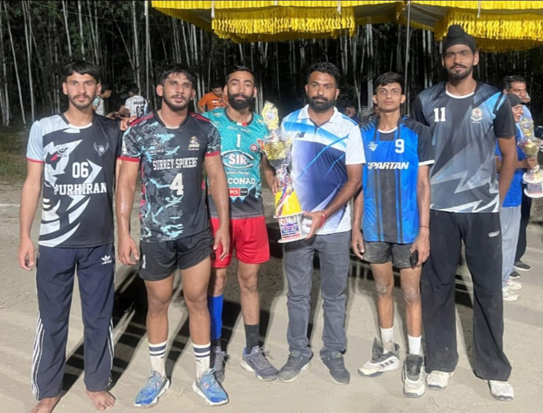 The volleyball team of Khalsa College Mahilpur won the title tournament.